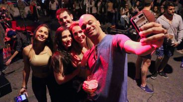 Un grupo de jóvenes disfruta de la fiesta. (Alan Monzón/Rosario3.com)