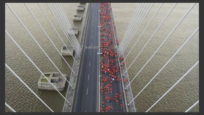 Una multitud corrió este domingo por el puente.