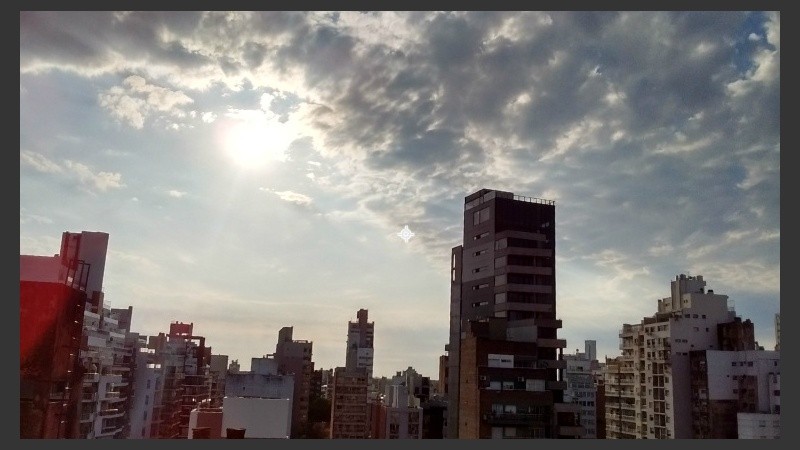 Algunas nubes cargadas en el cielo de Rosario. 
