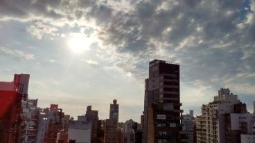 Algunas nubes cargadas en el cielo de Rosario.