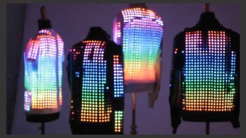 Las camperas y vestidos de la casa de diseño Cutecircuit tienen luces led que cambian de colores.
