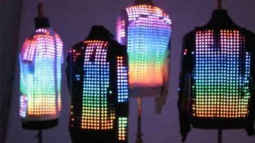 Las camperas y vestidos de la casa de diseño Cutecircuit tienen luces led que cambian de colores.