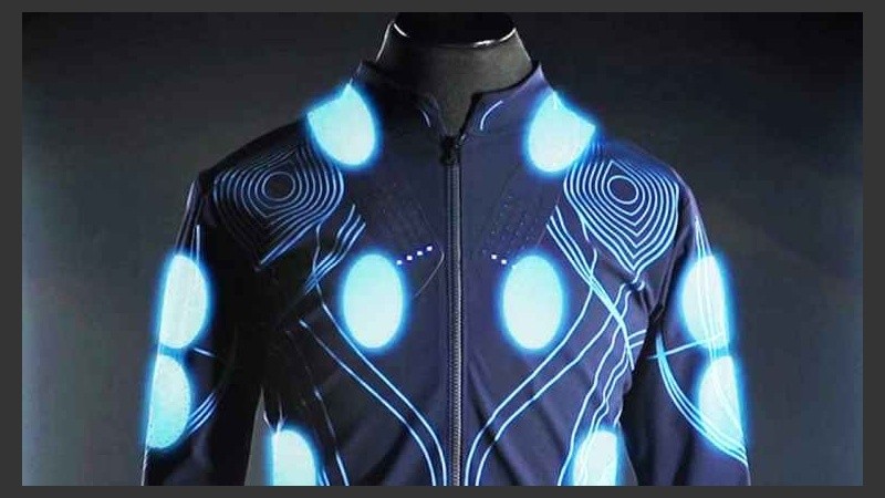 Las camperas y vestidos de la casa de diseño Cutecircuit tienen luces led que cambian de colores.