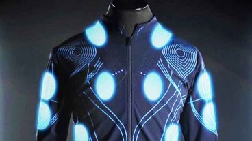 Las camperas y vestidos de la casa de diseño Cutecircuit tienen luces led que cambian de colores.