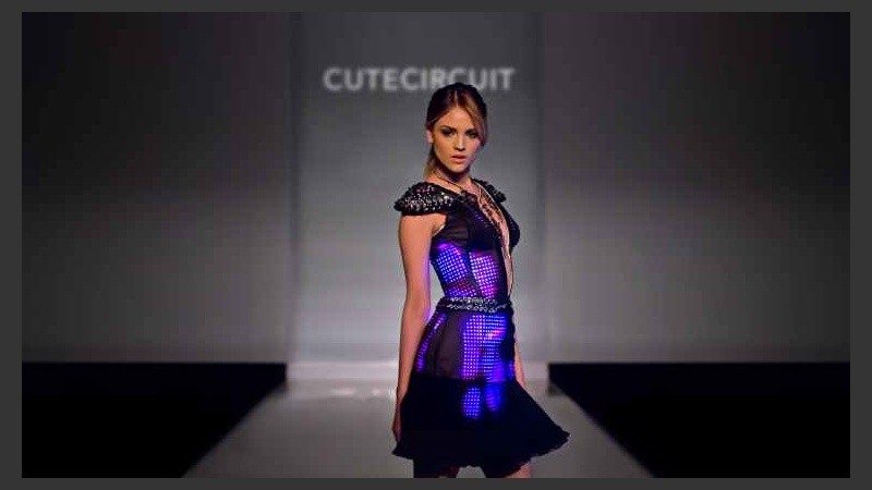 Las camperas y vestidos de la casa de diseño Cutecircuit tienen luces led que cambian de colores.