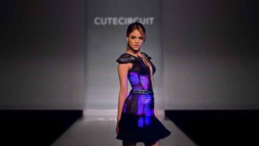 Las camperas y vestidos de la casa de diseño Cutecircuit tienen luces led que cambian de colores.