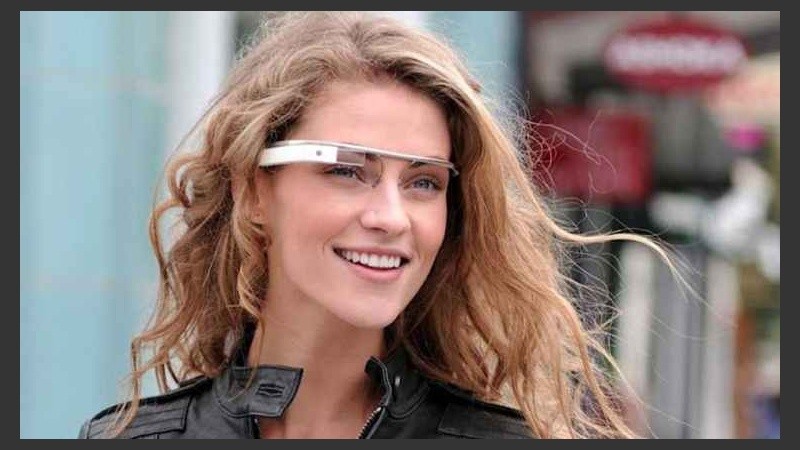 Este dispositivo con internet, cámara de fotos y video, permite el uso de redes sociales y aplicaciones en cualquier momento, y se comanda con la voz.