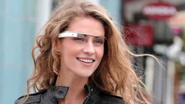 Este dispositivo con internet, cámara de fotos y video, permite el uso de redes sociales y aplicaciones en cualquier momento, y se comanda con la voz.