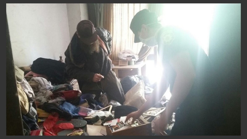 Personal de la GUM coordinó la ardua tarea de vaciamiento de basura de la vivienda, en presencia de su propietario.