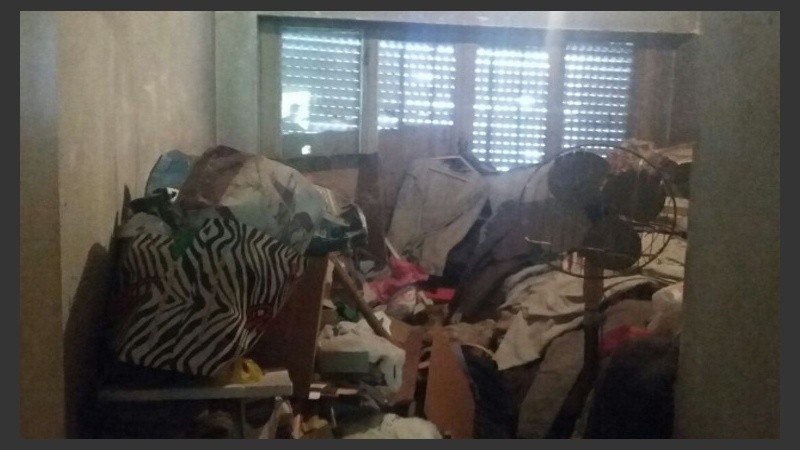 Así lucía el departamento durante el trabajo de limpieza.