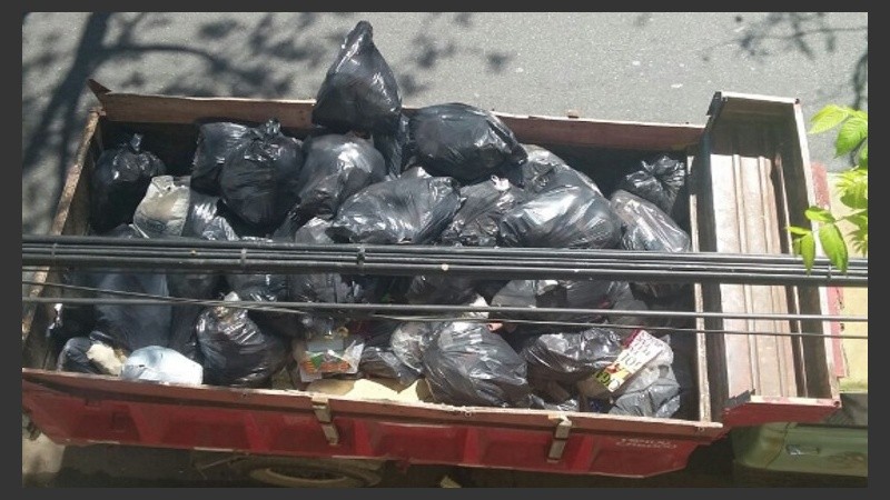 Decenas de camiones cargaron, durante días, toneladas de basura.