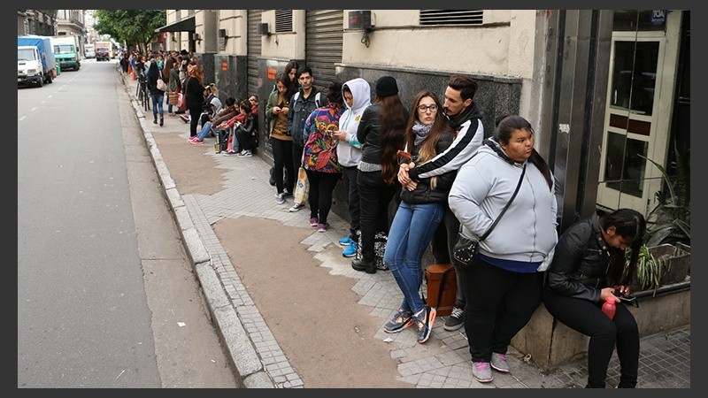 La calle Sarmiento al 700 cubierta de gente que busca su entrada. 