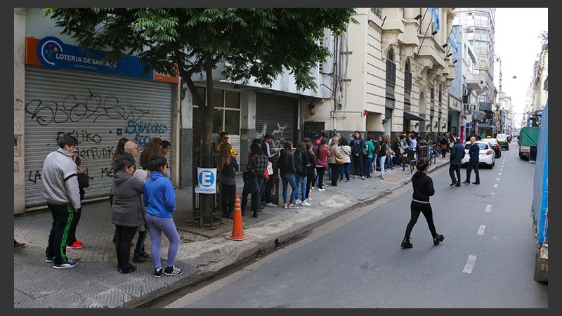 La calle Sarmiento al 700 cubierta de gente que busca su entrada. 