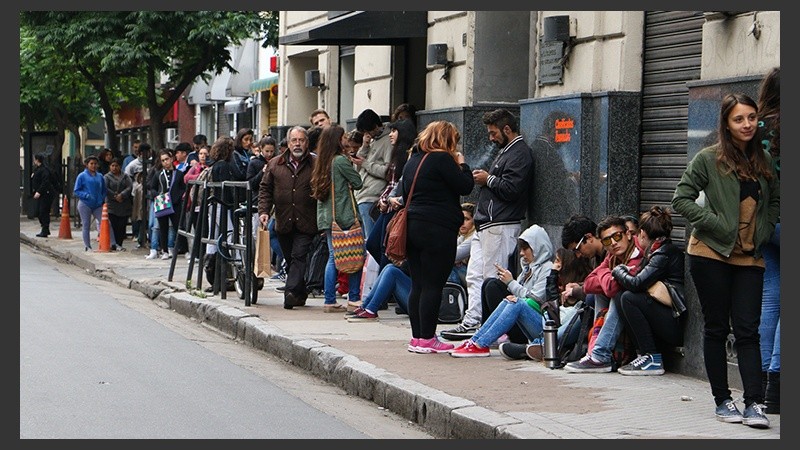 La calle Sarmiento al 700 cubierta de gente que busca su entrada. 