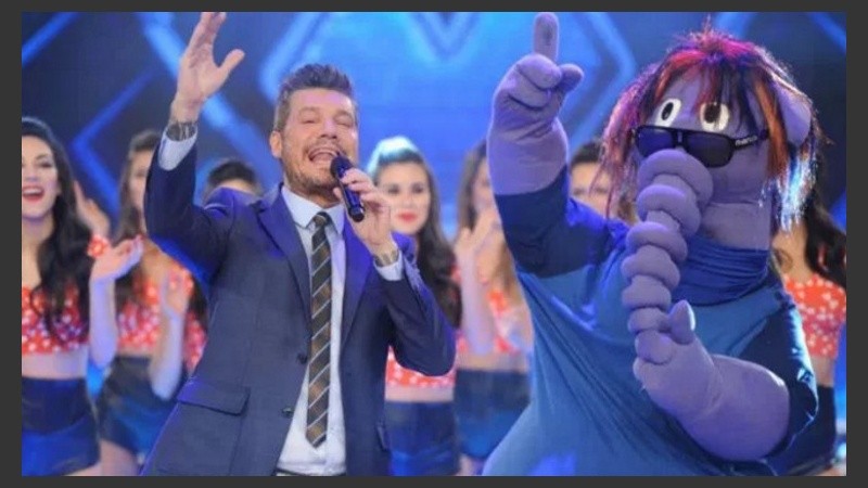 Ni bien comenzó el programa, Arturo tomó la delantera en el rol de conductor e imitó a Marcelo Tinelli.