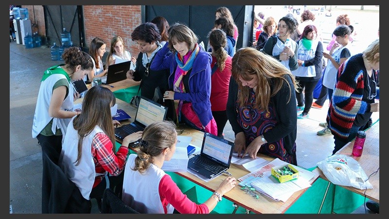 Mujeres en el Galpón 17 este viernes en la etapa de inscripción. 