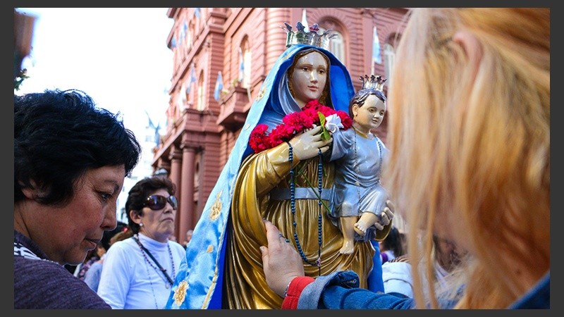 Fieles buscando la bendición de la Virgen del Rosario. (Alan Monzón/Rosario3.com)