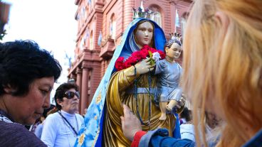 Fieles buscando la bendición de la Virgen del Rosario. (Alan Monzón/Rosario3.com)
