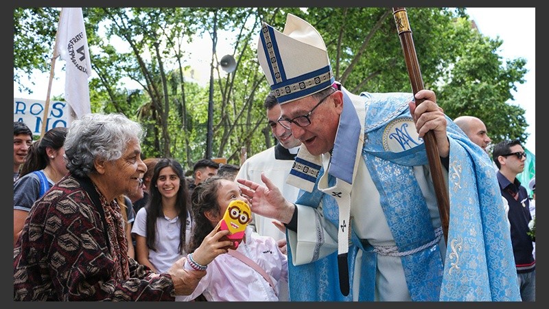 El arzobispo Eduardo Martín saluda a una niña durante la procesión este viernes. (Alan Monzón/Rosario3.com)