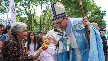 El arzobispo Eduardo Martín saluda a una niña durante la procesión este viernes. (Alan Monzón/Rosario3.com)