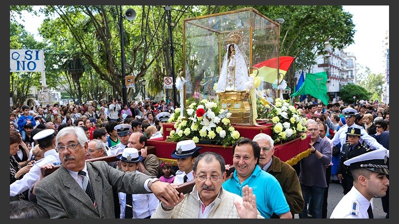 La salida de la santa imagen de la Catedral. La tradicional procesión se realizó sin inconvenientes. (Alan Monzón/Rosario3.com)