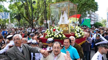 La salida de la santa imagen de la Catedral. La tradicional procesión se realizó sin inconvenientes. (Alan Monzón/Rosario3.com)