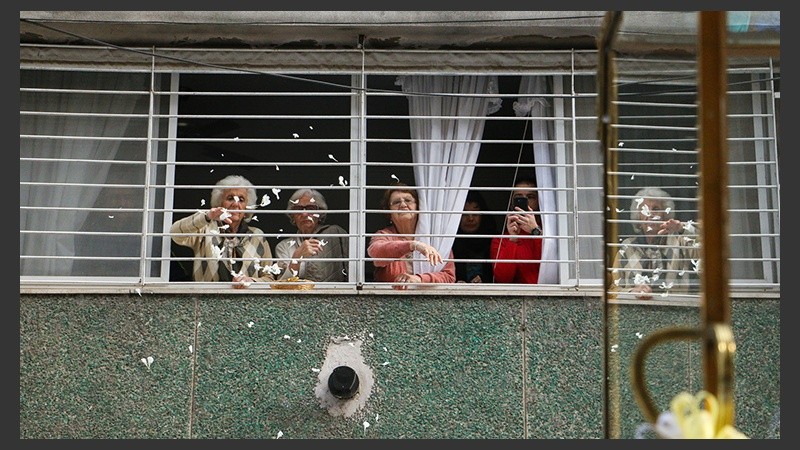 Señoras desde el balcón ven pasar la imagen de la Virgen. (Alan Monzón/Rosario3.com)