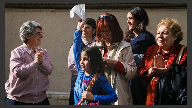 Una niña saluda con su pañuelo el paso de la imagen religiosa. (Alan Monzón/Rosario3.com)