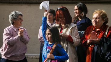 Una niña saluda con su pañuelo el paso de la imagen religiosa. (Alan Monzón/Rosario3.com)