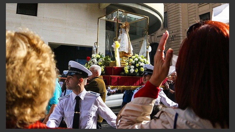Tan sólo unos metros separan la Catedral de la plaza de la Coronación. (Alan Monzón/Rosario3.com)