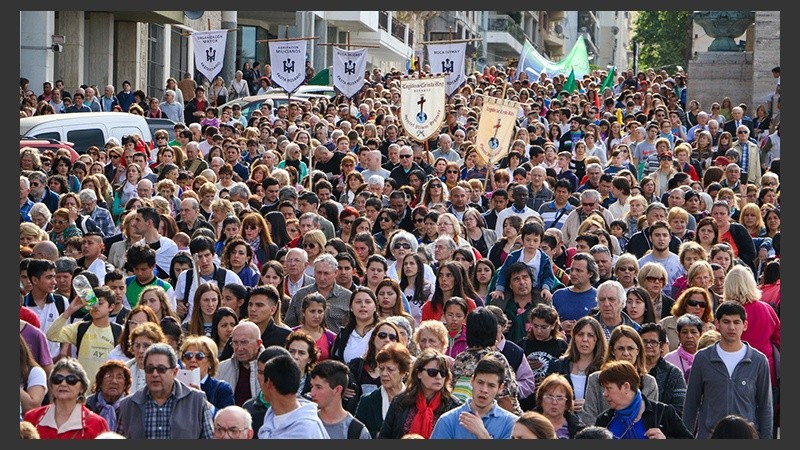 Toda esta gente presente en la procesión este viernes. (Alan Monzón/Rosario3.com)