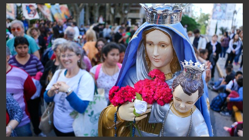 Los fieles se congregaron en la puerta de la Catedral de Rosario. (Alan Monzón/Rosario3.com)