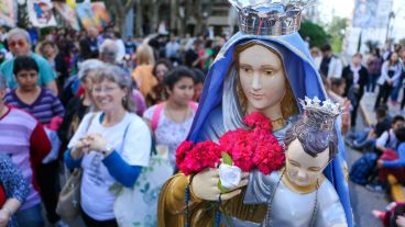 Los fieles se congregaron en la puerta de la Catedral de Rosario. (Alan Monzón/Rosario3.com)