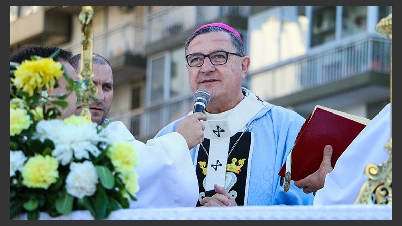 El arzobispo Eduardo Martin dio una misa en la plaza de la Coronación. (Alan Monzón/Rosario3.com)