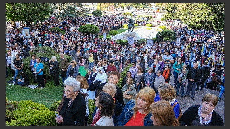 Así estaba la plaza de la Coronación para celebrar la misa. (Alan Monzón/Rosario3.com)