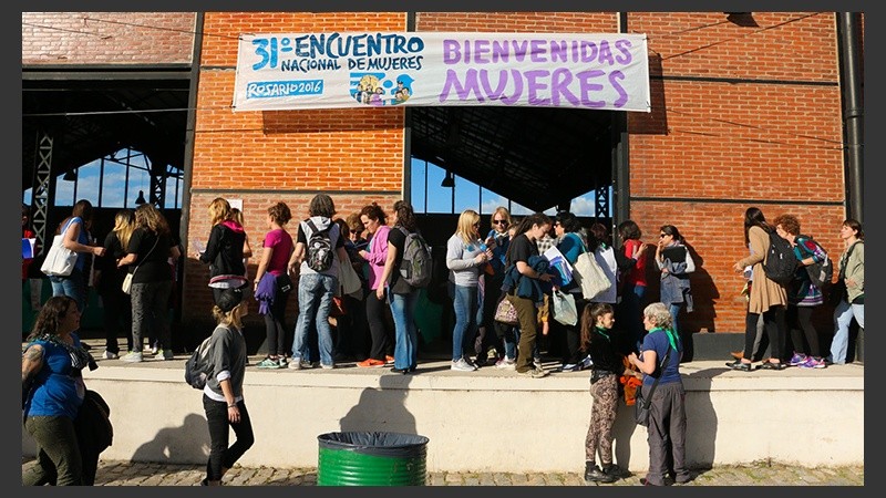Muchas mujeres se acercaron al Galpón 17 a inscribirse.