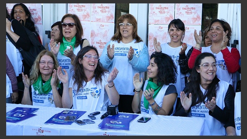 Aplausos luego de la conferencia de prensa en el Galpón 17.