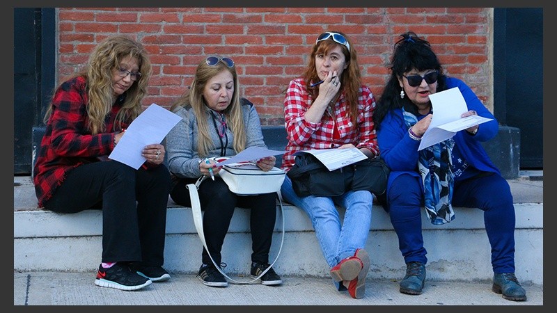 Mujeres completando las planillas de inscripción este viernes.