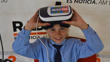 Chicos y grandes experimentaron con los juegos de realidad virtual.