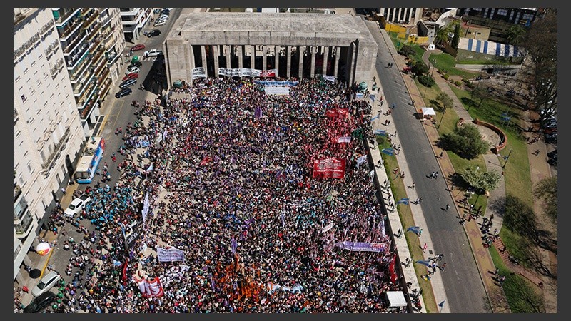 Una multitud en su primer día este sábado en el Monumento.