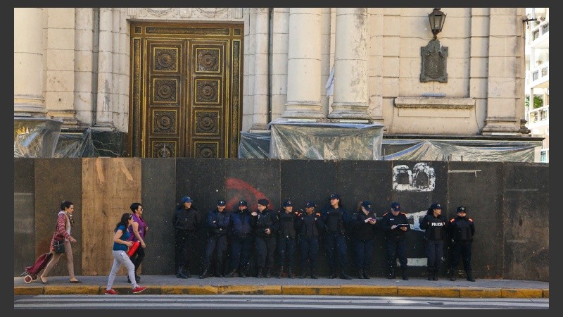La Catedral vallada y con policías en la puerta.