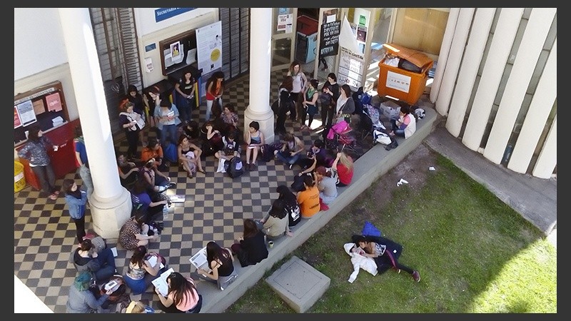 Pasillos, patios y aulas fueron los escenarios de escuchas e intercambios entre las mujeres.