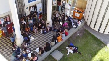 Pasillos, patios y aulas fueron los escenarios de escuchas e intercambios entre las mujeres.