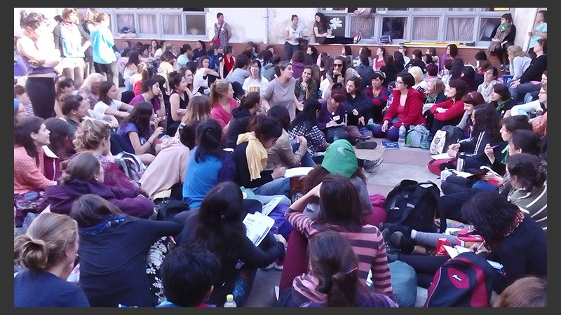 Mujeres y “feminismos