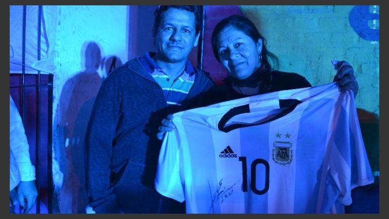 La ganadora de la camiseta de la selección autografiada por Messi. 
