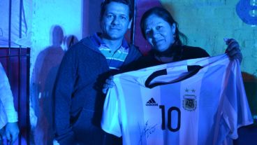 La ganadora de la camiseta de la selección autografiada por Messi.