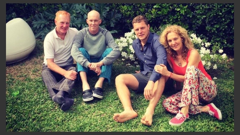 Lisandro junto a sus padres y su hermano Lelio, el último donante.
