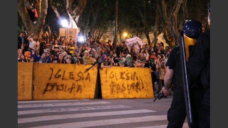 Además del agente baleado hay otros tres quemados y una mujer policía con un corte en la cabeza. 