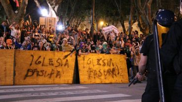 Además del agente baleado hay otros tres quemados y una mujer policía con un corte en la cabeza.