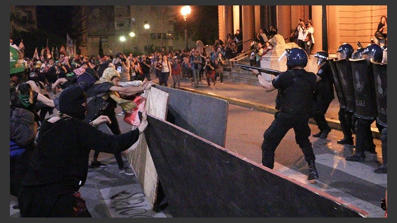 Policías disparan contra la multitudinaria marcha. 